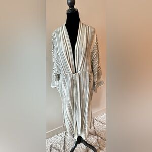 - Universal Threads Coverup XL/XXL